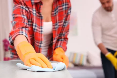 Una mujer y un hombre realizan las tareas del hogar