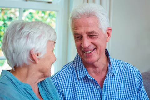 Pareja mayor sonriendo