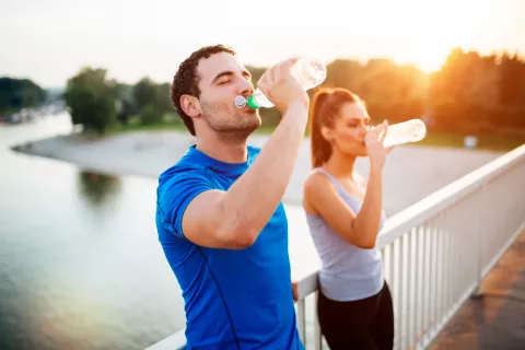 pareja bebiendo agua