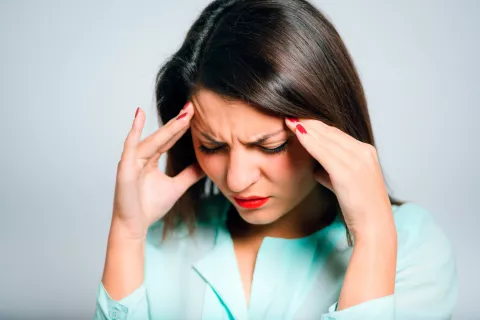 Mujer sufre migraña