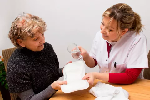 Mujer sufre de incontinencia urinaria