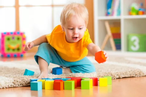 Niño jugando con los cubos