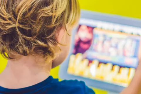 Un niño pequeño observa atentamente la pantalla de una tablet