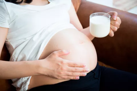 Mujer embarazada tomando leche