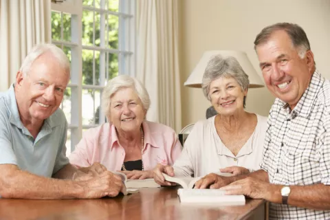 Grupo de lectura de adultos mayores