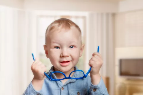 Niño con lentes intraoculares