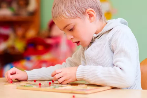 Niña con autismo realizando una actividad programada