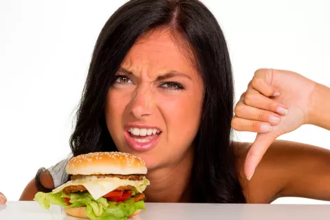 Mujer comiendo comiendo basura