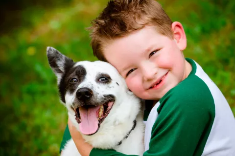 Un niño abraza a su perro