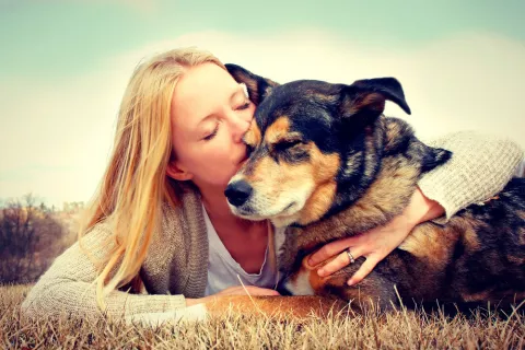 Una mujer abraza con cariño a su perro