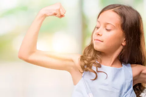 Niña mostrando sus músculos