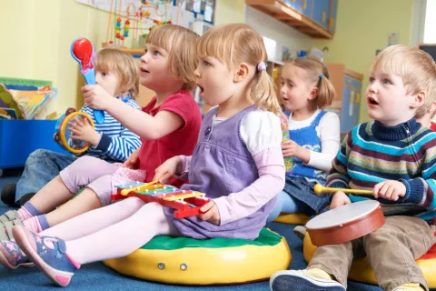 Niños aprenden a tocar instrumentos musicales