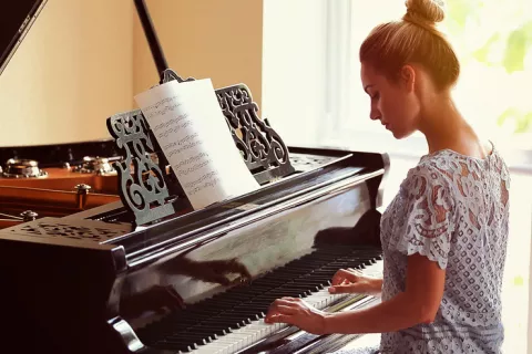 Músico tocando el piano