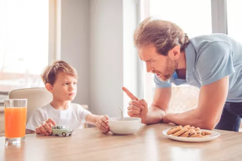 Niño español desayuna mal