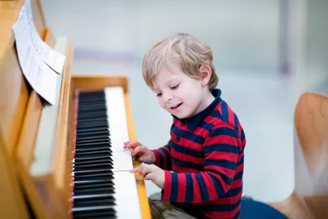 Aprender a distinguir sonidos en la infancia facilita el aprendizaje