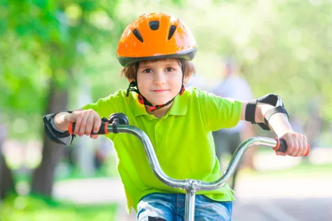 Niño practicando ejercicio con la bici