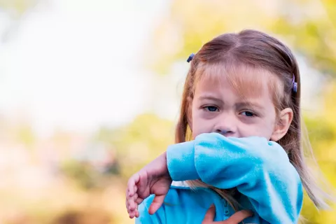 Niña con enfermedad reumática