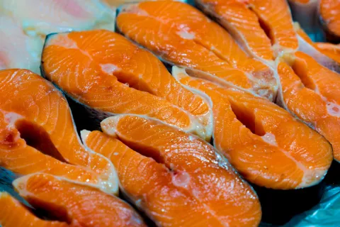 Salmón contiene omega 3 para los músculos