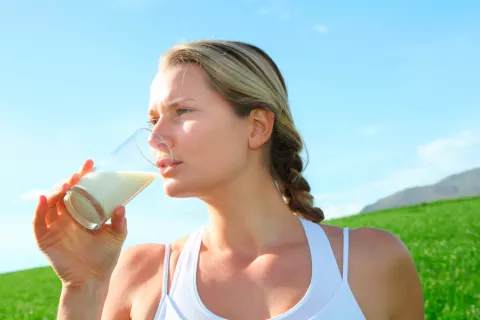 Mujer sufre de osteoporosis