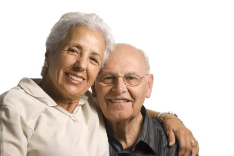 Pareja de mayores sonriente