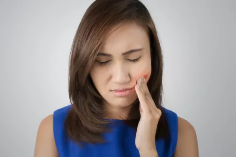 Mujer fértil con síntomas de periodontitis