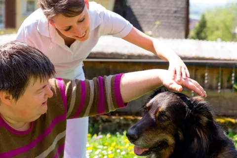 Persona con trastorno mental acariciando a un perro