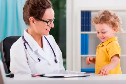 Pediatra con un niño pequeño