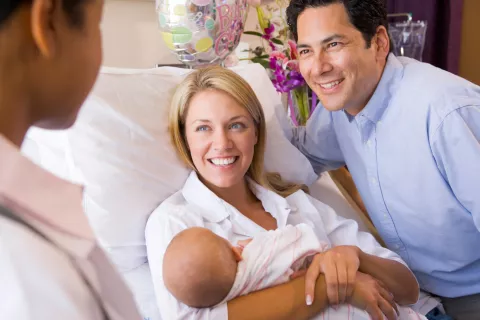 Pareja con su bebé en el hospital