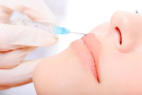 Mujer inyectándose Botox