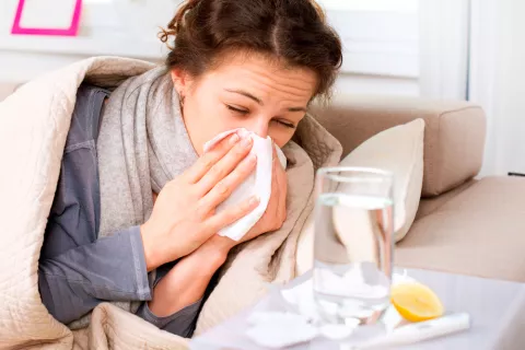 Mujer con gripe en cama