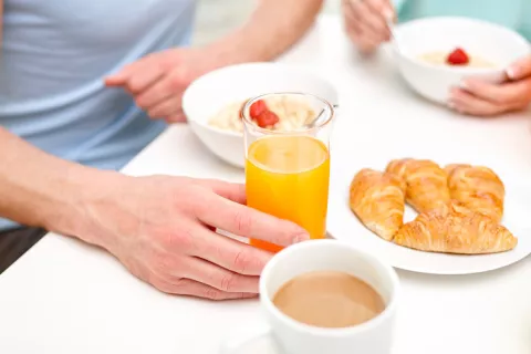 Personas tomando un desayuno completo