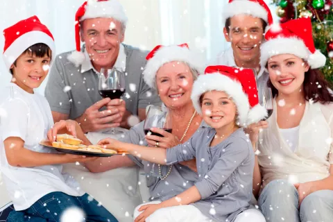 Una familia brindando por la Navidad