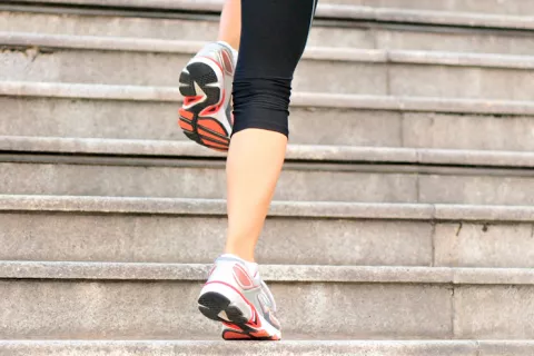 Mujer subiendo las escaleras con energía