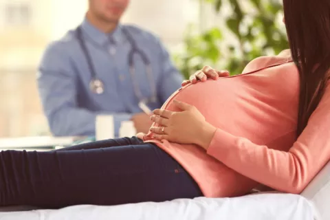 Mujer embarazada en la consulta de su médico