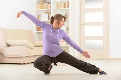 Mujer con fibromialgia practicando taichi