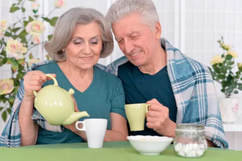 Pareja mayor tomando té para prevenir el deterioro cognitivo