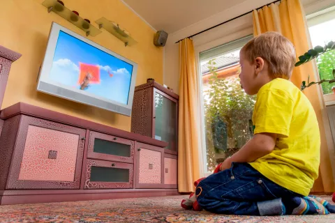 Un niño pequeño se queda absorto viendo la televisión