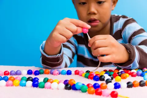 Un niño con TDAH realiza trabajos manuales