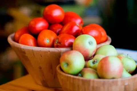 Manzanas y tomates