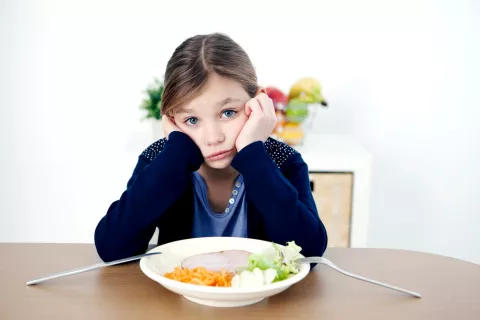 Niña sufre trastorno alimentario