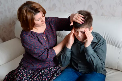 Niño sufre migraña