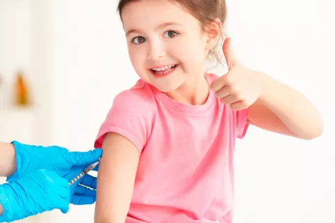 Niña vacunándose para la prevención de las caries