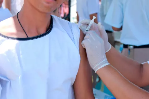 Mujer siendo vacunada contra el ébola