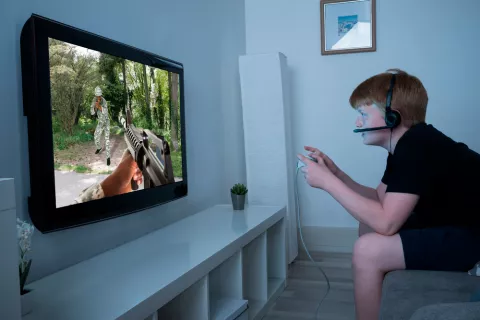 Niño jugando a un videojuego violento