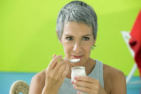 Un yogur al día puede mejorar la salud ósea de las mujeres