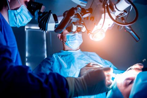Un grupo de cirujanos inyectando células madre a una paciente en el quirófano