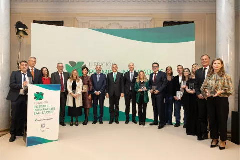 Foto de familia de los galardonados en los II Premios Imparables Sanitarios