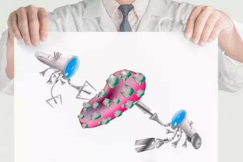 Doctor sosteniendo una ilustración de nanorobots