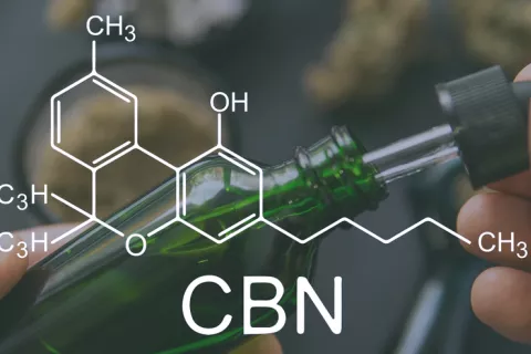 Frasco con cannabidiol