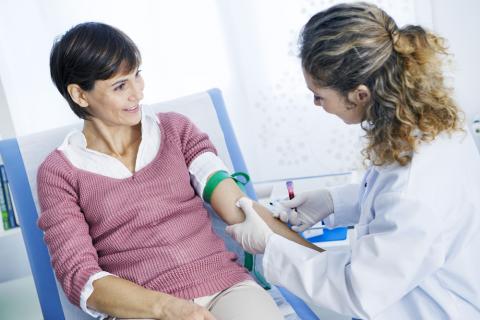 Mujer de mediana edad realizándose una extracción de sangre